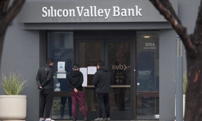 
Des employés devant le siège de la Silicon Valley Bank à Santa Clara, en Californie, le 10 mars 2023. (Justin Sullivan/Getty Images)

