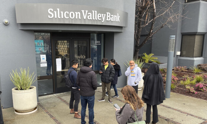 Des personnes font la queue devant le siège de la Silicon Valley Bank (SVB) à Santa Clara, en Californie, le 10 mars 2023. (Justin Sullivan/Getty Images)