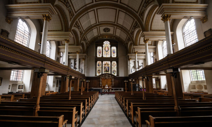 Le révérend Lucy Winkett, pasteur de St. James's Piccadilly, prononce le service du dimanche des Rogations via une webcam alors que les bancs sont vides, le 17 mai 2020 à Londres. (Leon Neal/Getty Images)