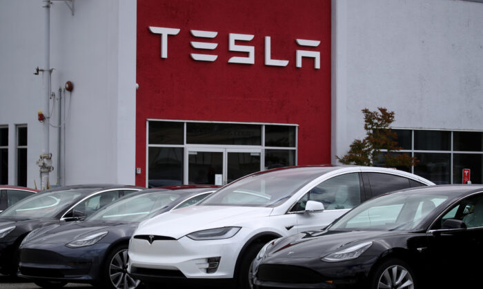 Des voitures Tesla sont garées devant un showroom et un centre de service Tesla à Burlingame, en Californie, le 20 mai 2019. (Justin Sullivan/Getty Images)