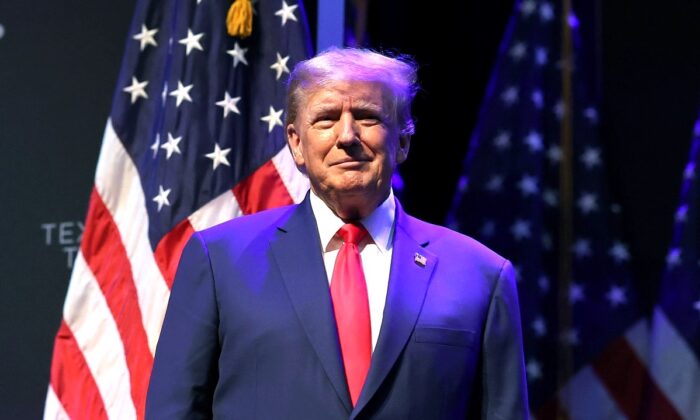 L'ancien président Donald Trump arrive à un événement au théâtre Adler à Davenport, Iowa, le 13 mars 2023. (Scott Olson/Getty Images)