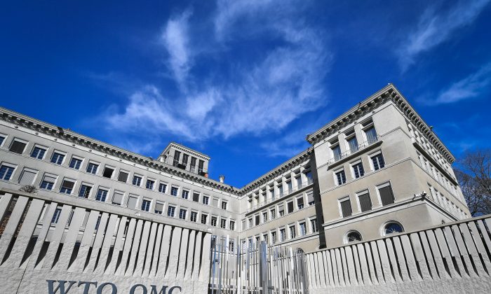 Le siège de l'Organisation mondiale du commerce (OMC) à Genève, le 12 avril 2018. La Chine est entrée dans l’OMC en 2001 en affirmant être un "pays en développement" – un statut qui lui permet toujours de profiter de dérogations au sein de l’OMC. Cependant, ce "pays en développement" est aujourd’hui la deuxième puissance du monde qui est en train de réaliser un vaste programme spatial et un titanesque projet mondial de la "nouvelle route de la soie". (Photo de Fabrice Coffrini/ AFP/Getty Images)