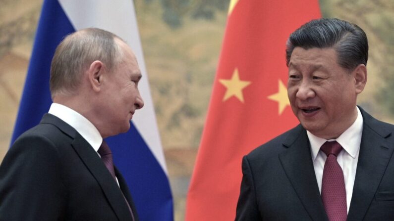 Vladimir Poutine et Xi Jinping lors de leur rencontre à Pékin le 4 février 2022. (Alexei Druzhinin/Sputnik/AFP via Getty Images)
