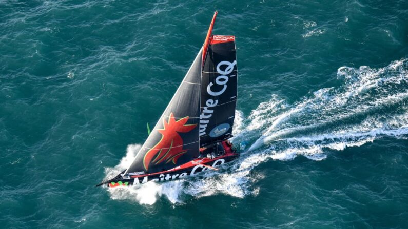 Le skipper français Yannick Bestaven sur son monocoque, Maitre Coq au départ de la course à la voile solitaire Route du Rhum, au large de Saint-Malo le 9 novembre 2022. (Photo by SEBASTIEN SALOM-GOMIS/AFP via Getty Images)