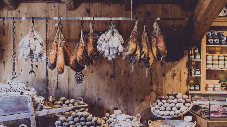 Les additifs nitrés présents dans la charcuterie sont pointés du doigt depuis plusieurs années. (Egor Myznick / Unsplash)