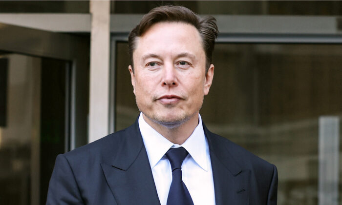 Elon Musk, PDG de Tesla, quitte le bâtiment fédéral Phillip Burton à San Francisco (Californie) le 24 janvier 2023. (Justin Sullivan/Getty Images)
