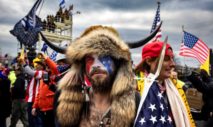 Jacob Chansley devant le Capitole à Washington le 6 janvier 2021. (Brent Stirton/Getty Images)