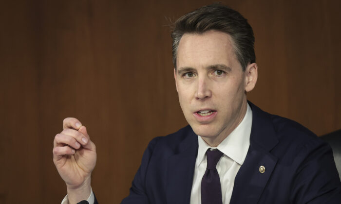 Le sénateur du Missouri (Parti républicain) s’exprime lors d’une réunion d'affaires du comité judiciaire du Sénat américain à Capitol Hill à Washington, le 4 avril 2022. (Win McNamee/Getty Images)