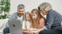 Comment les écrans invitent les parents à repenser leur rôle