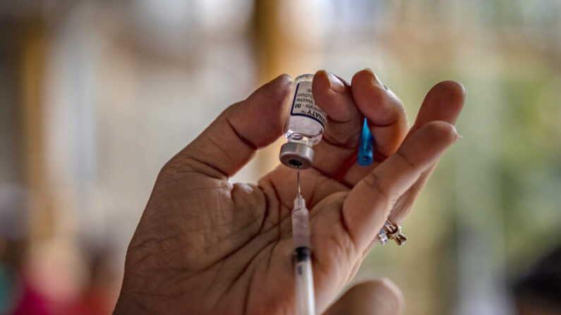 Une soignante prépare une dose du vaccin Covid-19 de Pfizer BioNTech. (Ezra Acayan/Getty Images)