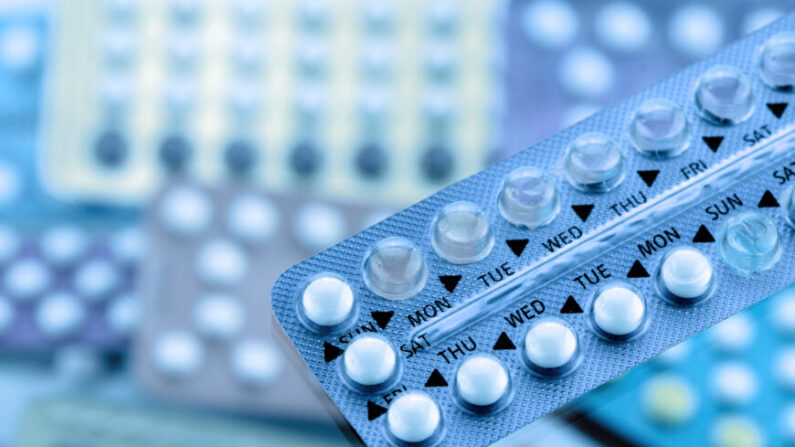 La contraception hormonale consiste à libérer continuellement des hormones artificielles dans l'organisme, sous forme de pilule, d'injection ou de dispositif intra-utérin (DIU). (areeya_ann/shutterstock)