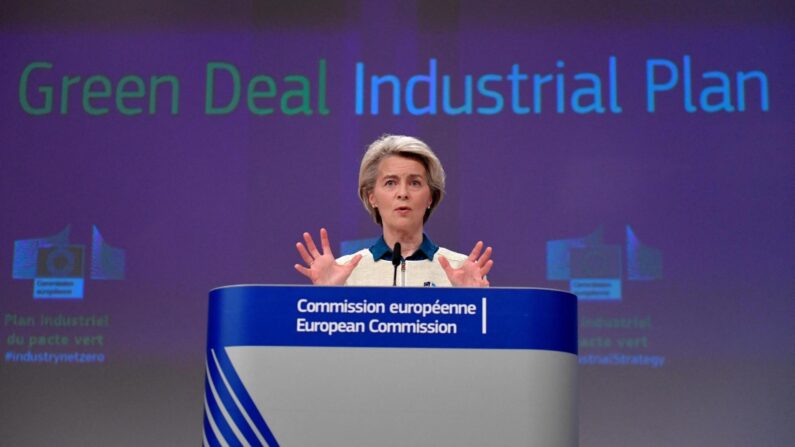 La présidente de la Commission européenne, Ursula von der Leyen, donne une conférence de presse sur les propositions présentées pour soutenir l'industrie face à la crise énergétique et aux subventions américaines et chinoises après une réunion du collège au siège de l'UE à Bruxelles le 1er février 2023. (Photo de JOHN THYS / AFP via Getty Images)