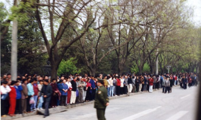 Des pratiquants du Falun Gong se rassemblent près de Zhongnanhai pour réclamer pacifiquement leur liberté de croyance, à Pékin, le 25 avril 1999. (Avec l'aimable autorisation de Minghui.org)