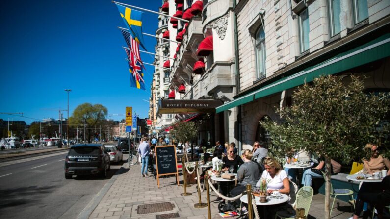 Des gens déjeunent dans un restaurant de Stockholm, capitale de la Suède, le 22 avril 2020, pendant la pandémie du Covid-19. (Jonathan Nackstrand/AFP via Getty Images)