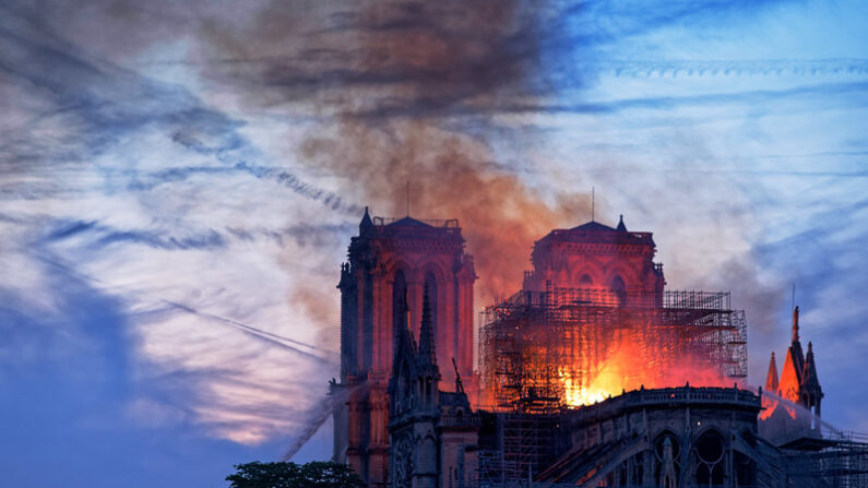 Il y a quatre ans, la cathédrale emblématique de Paris était ravagée par les flammes. (Vfutscher/Flickr, CC BY-SA)