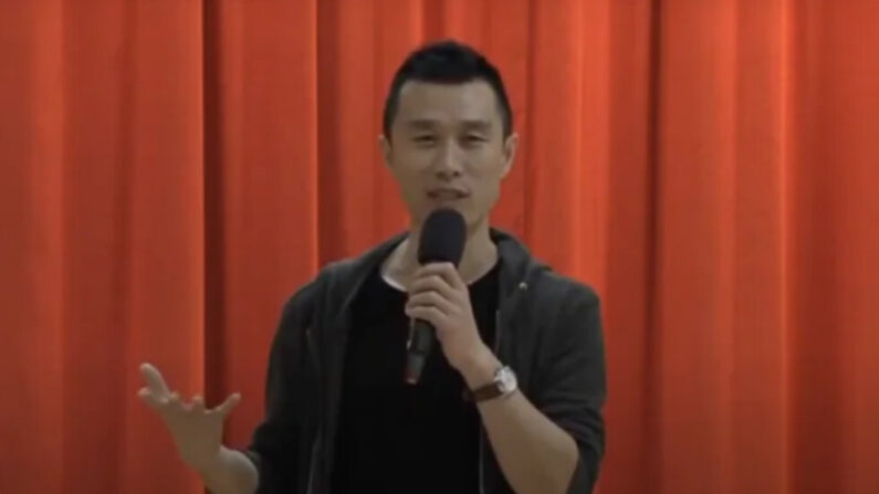 Li Yanhe, plus connu sous le nom de Fu Cha, s'exprime à Taïwan. (Capture d'écran via YouTube/NACS StreamVideo)