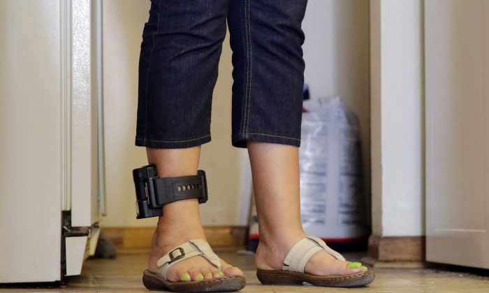 Une immigrante du Honduras entrée illégalement aux États-Unis porte un bracelet électronique dans un centre d'accueil à San Antonio le 27 juillet 2015. (AP Photo/Eric Gay)