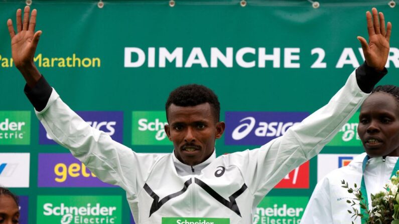 Âgé de seulement vingt ans, l'Ethiopien Abeje Ayana a remporté le marathon de Paris dimanche en 2 h 07 min 15. (Photo by GEOFFROY VAN DER HASSELT/AFP via Getty Images)