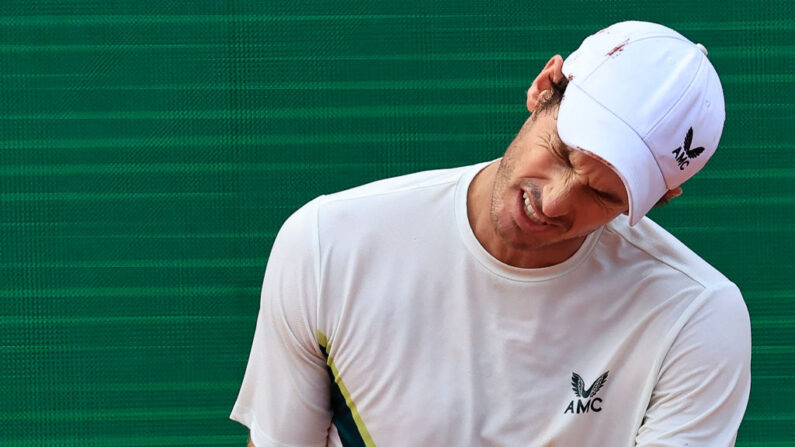 Andy Murray, l'Ecossais, 53e mondial, a été dominé par l'Australien Alex De Minaur (19e) 6-1, 6-3, lundi au premier tour du Masters 1000 de Monte-Carlo. (Photo by VALERY HACHE/AFP via Getty Images)