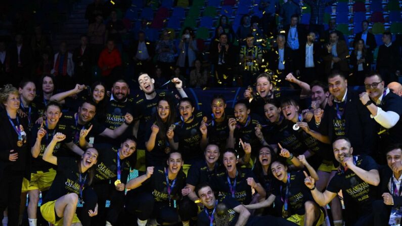 Après quatre échecs en finale, la section féminine du Fenerbahçe est enfin monté sur le toit de l'Europe du basket, victorieuse de l’Euroligue. (Photo by MICHAL CIZEK/AFP via Getty Images)