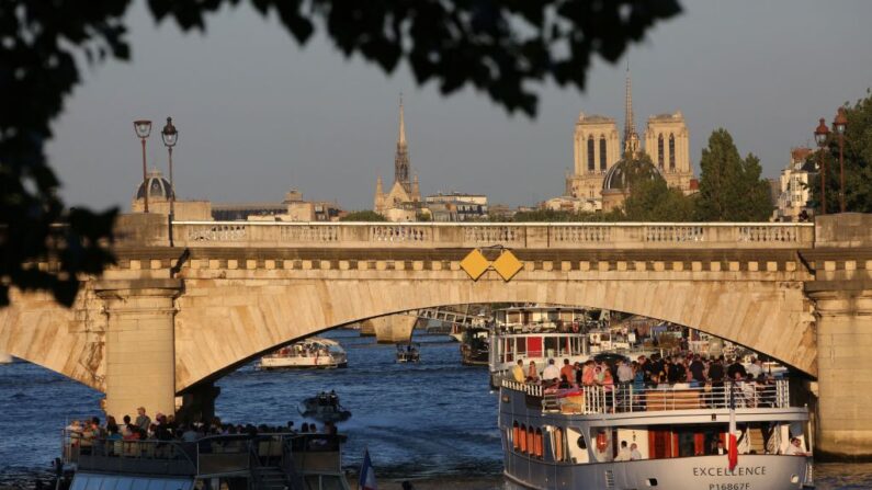 Des bateaux mouches parisiens sur la seine. (Photo by LUDOVIC MARIN/AFP via Getty Images)