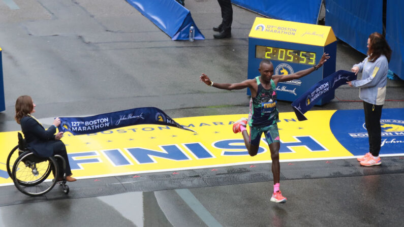 Le Kényan Evans Chebet, déjà vainqueur en 2022, remporte le marathon à nouveau dans le Massachusetts lundi. (Photo by Omar Rawlings/Getty Images)