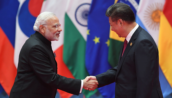 Le Premier ministre indien Narendra Modi échange une poignée de main avec le dirigeant communiste chinois Xi Jinping lors d’un sommet du G20 organisé à Hangzhou (Chine) en 2016. (GREG BAKER/AFP via Getty Images)