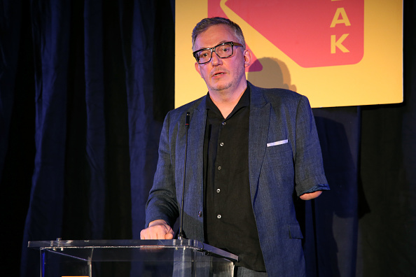 Giles Duley accepte le prix humanitaire sur scène lors de la 3e édition annuelle des Kodak Awards au Hudson Loft le 15 février 2019 à Los Angeles, en Californie. (Phillip Faraone/Getty Images for Kodak Motion Picture & Entertainment)