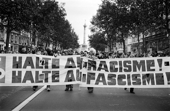 Les organisateurs de la manifestation "Renouveau juif" et plusieurs milliers de personnes descendent les Champs Élysées le 4 octobre 1980. (AFP via Getty Images)