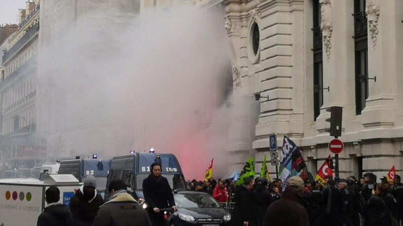Des syndicalistes français manifestaient devant le siège du gestionnaire d'actifs BlackRock dans le centre de Paris, le 7 janvier 2020, lors d'une grève générale qui se poursuivait dans tout le pays. (Photo by CAROLE GUIRADO/AFP via Getty Images)