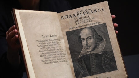 Un exemplaire du premier recueil de Shakespeare exposé à Londres