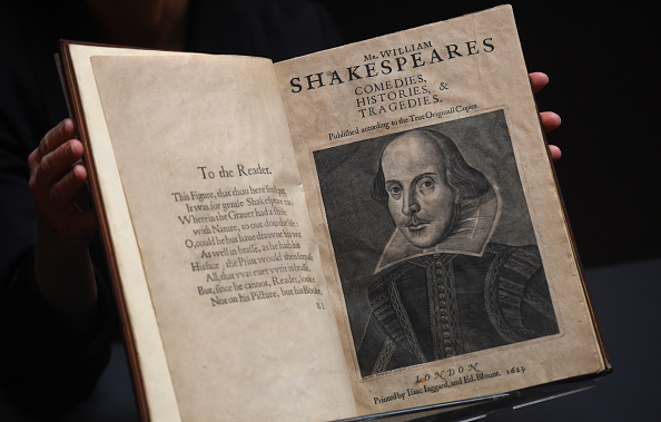 Le Premier Folio de William Shakespeare exposé avant sa vente aux enchères à New York le 13 janvier 2020 chez Christie's à Londres, Angleterre. Illustration. (Stuart C. Wilson/Getty Images)