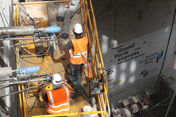 Des ouvriers travaillent sur le chantier du projet de transport "Grand Paris Express", à Cachan. Illustration. (LUDOVIC MARIN/AFP via Getty Images)