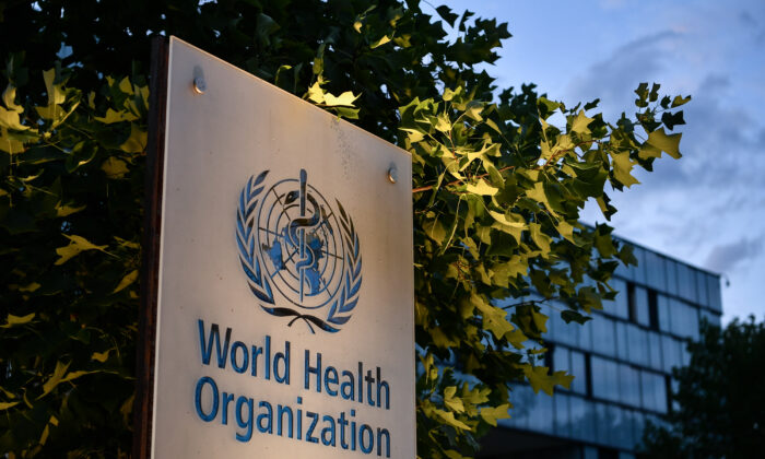 Une enseigne à l'extérieur du siège de l'Organisation mondiale de la santé à Genève le 17 août 2020. (Fabrice Coffrini/AFP via Getty Images)