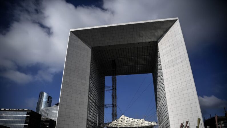 La Grande Arche dans le quartier d'affaires de La Défense, à l'ouest de Paris 2020. (Photo CHRISTOPHE ARCHAMBAULT/AFP via Getty Images)
