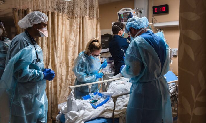 Des professionnels de la santé s'occupent d'un patient atteint du Covid-19 à Apple Valley, en Californie, le 11 janvier 2021. (Ariana Drehsler/AFP/Getty Images)