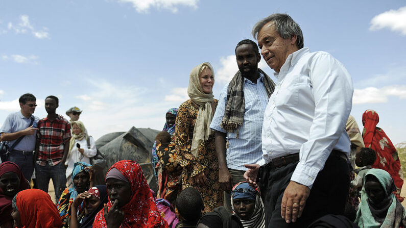 Le chef de l'agence des Nations Unies Antonio Guterres (à Dte.), en visite en somalie en 2011. (Photo TONY KARUMBA/AFP via Getty Images)