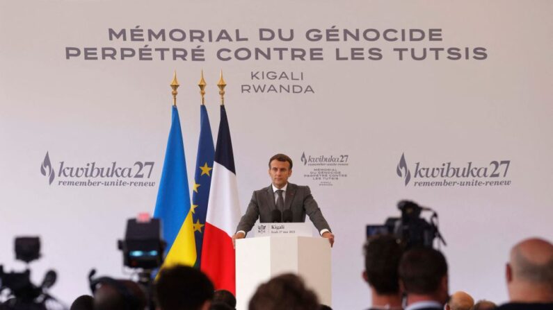 Le président français Emmanuel Macron prononce un discours devant "Kwibuka 27" ou se souvenir-unir-renouveler qui marque le 27e anniversaire du début du génocide de 1994 contre les Tutsi au Rwanda. (Photo 2021, LUDOVIC MARIN/AFP via Getty Images)
