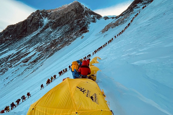 Le Népal abrite huit des dix plus hauts sommets du monde et accueille des centaines d'alpinistes chaque printemps. (LAKPA SHERPA/AFP via Getty Images)