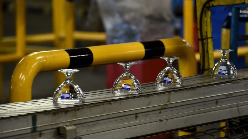 Usine du fabricant français de verrerie Duralex à La Chapelle-Saint-Mesmin près d'Orléans. (Photo GUILLAUME SOUVANT/AFP via Getty Images)