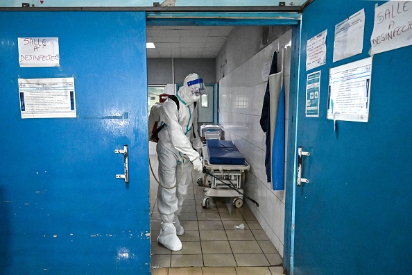 Un agent de l'Institut national d'hygiène publique désinfecte les locaux du CHU de Cocody suite au passage d'un premier malade d'Ebola, à Cocody, en août 2021. Illustration. (SIA KAMBOU/AFP via Getty Images)
