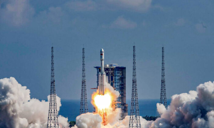 Une fusée Longue Marche 7Y4 transportant le vaisseau cargo Tianzhou 3 est lancée depuis le Centre de lancement spatial de Wenchang pour une mission d'approvisionnement de la station spatiale Tiangong, dans la province de Hainan (sud de la Chine), le 20 septembre 2021. (STR/AFP via Getty Images)