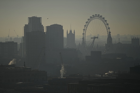 Le London Eye, le Palais de Westminster et des bâtiments du centre de Londres sont visibles à travers la brume depuis le 15e étage d'un immeuble de bureaux dans la City de Londres, le 14 janvier 2022. (DANIEL LEAL/AFP via Getty Images)