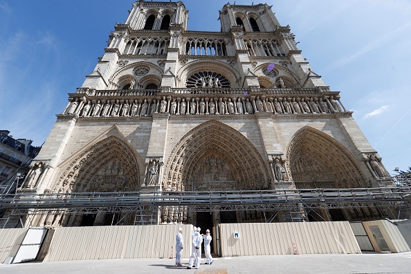 Notre-Dame de Paris, dont le chantier mobilise 500 personnes chaque jour, devrait retrouver sa célèbre flèche avant la fin de l'année pour une probable réouverture fin 2024. (IAN LANGSDON/POOL/AFP via Getty Images)