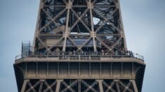 Paris: victime d’un arrêt cardiaque, un homme se fait opérer au 2e étage de la Tour Eiffel