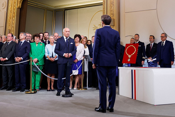 Emmanuel Macron prête serment devant le président du Conseil constitutionnel Laurent Fabius juste après sa réelection comme président de la République le 7 mai 2022. (GONZALO FUENTES/POOL/AFP via Getty Images)