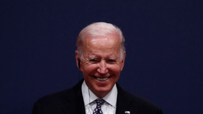 La seule façon dont Joe Biden aborde généralement la question de son âge est par des plaisanteries légères sur sa longue expérience politique. (Photo JEON HEON-KYUN/POOL/AFP via Getty Images)