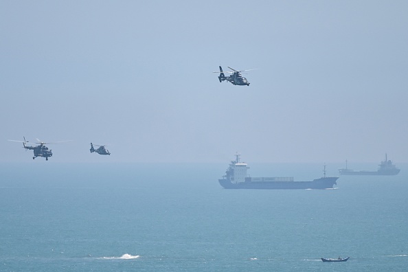 Illustration. Des hélicoptères militaires chinois survolent l'île de Pingtan, l'un des points de la Chine continentale les plus proches de Taïwan, dans la province de Fujian, le 4 août 2022. (HECTOR RETAMAL/AFP via Getty Images)
