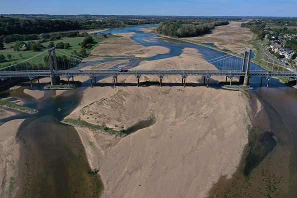 Cette photo aérienne montre un pont sur le lit asséché de la Loire à Loireauxence, le 20 septembre 2022. (DAMIEN MEYER/AFP via Getty Images)