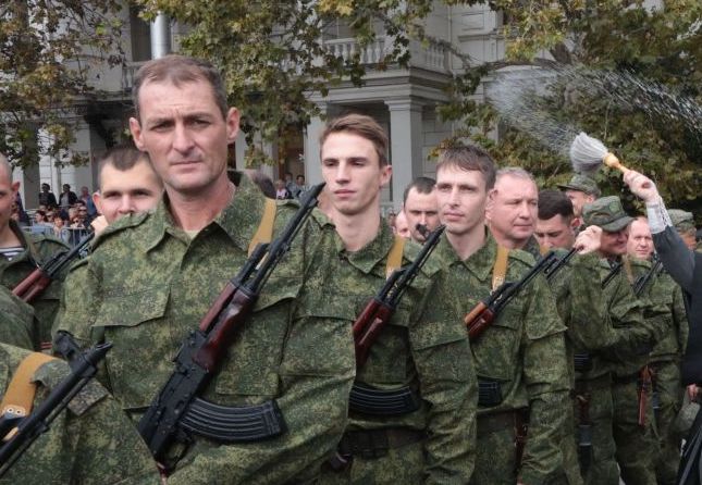 Des réservistes enrôlés lors de la mobilisation à Sébastopol, en Crimée, le 27 septembre 2022. (STRINGER/AFP via Getty Images)